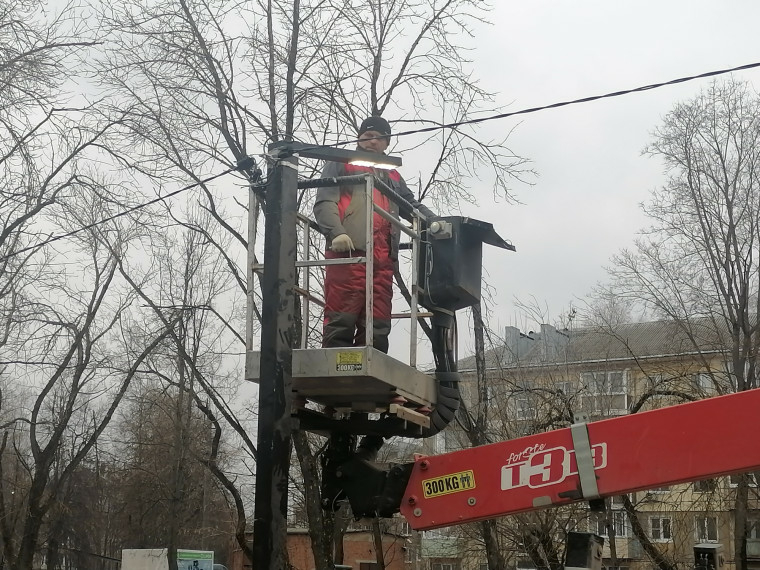 В Туле на Кутузова установили уличное освещение на пешеходной дорожке к школе