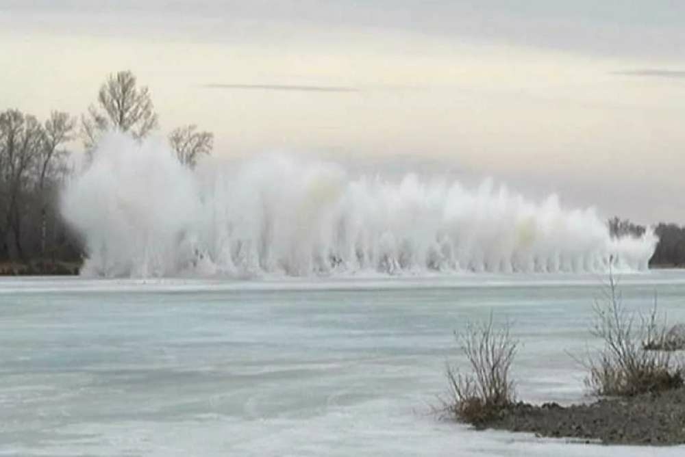 В Хакасии взрывами освобождают реку Абакан от льда в конце марта