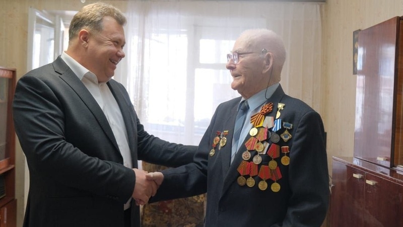 Ветеранам Астрахани вручили медали к 80-летию Победы в войне