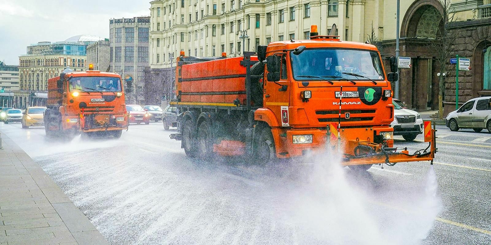 В Москве дороги и тротуары промоют специальным шампунем