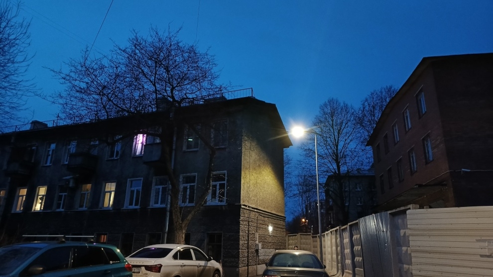 В Петербурге в одном из микрорайонов Калининского района установили освещение