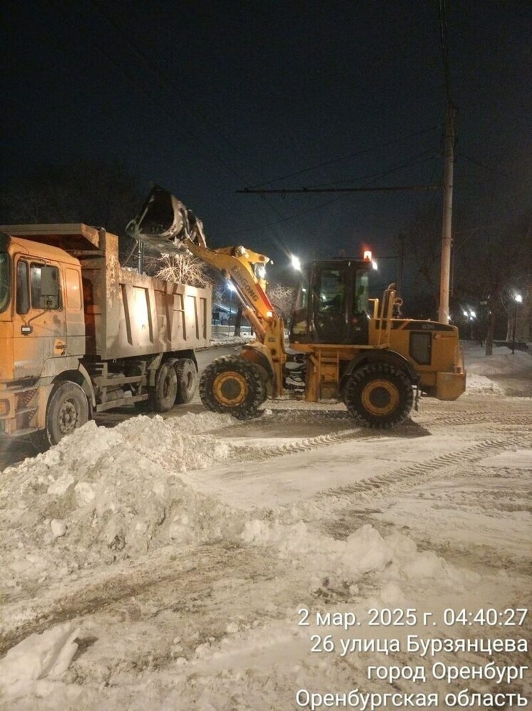В Оренбурге убирают улицы от снега