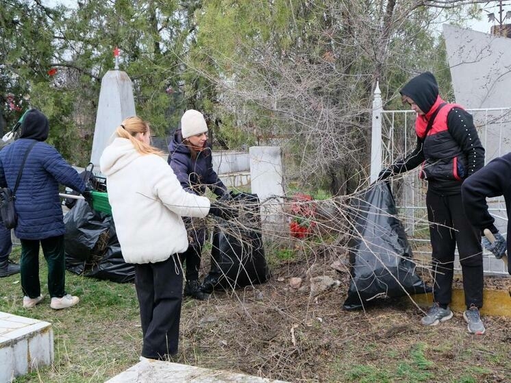 Астраханцы навели порядок на могилах ветеранов перед 80-летием Победы
