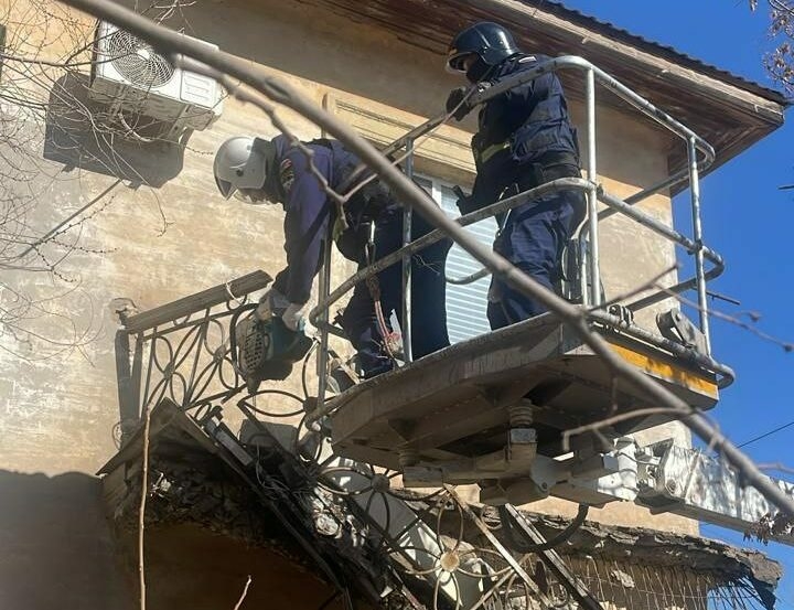 В Астрахани спасатели ликвидировали аварийный балкон в жилом доме
