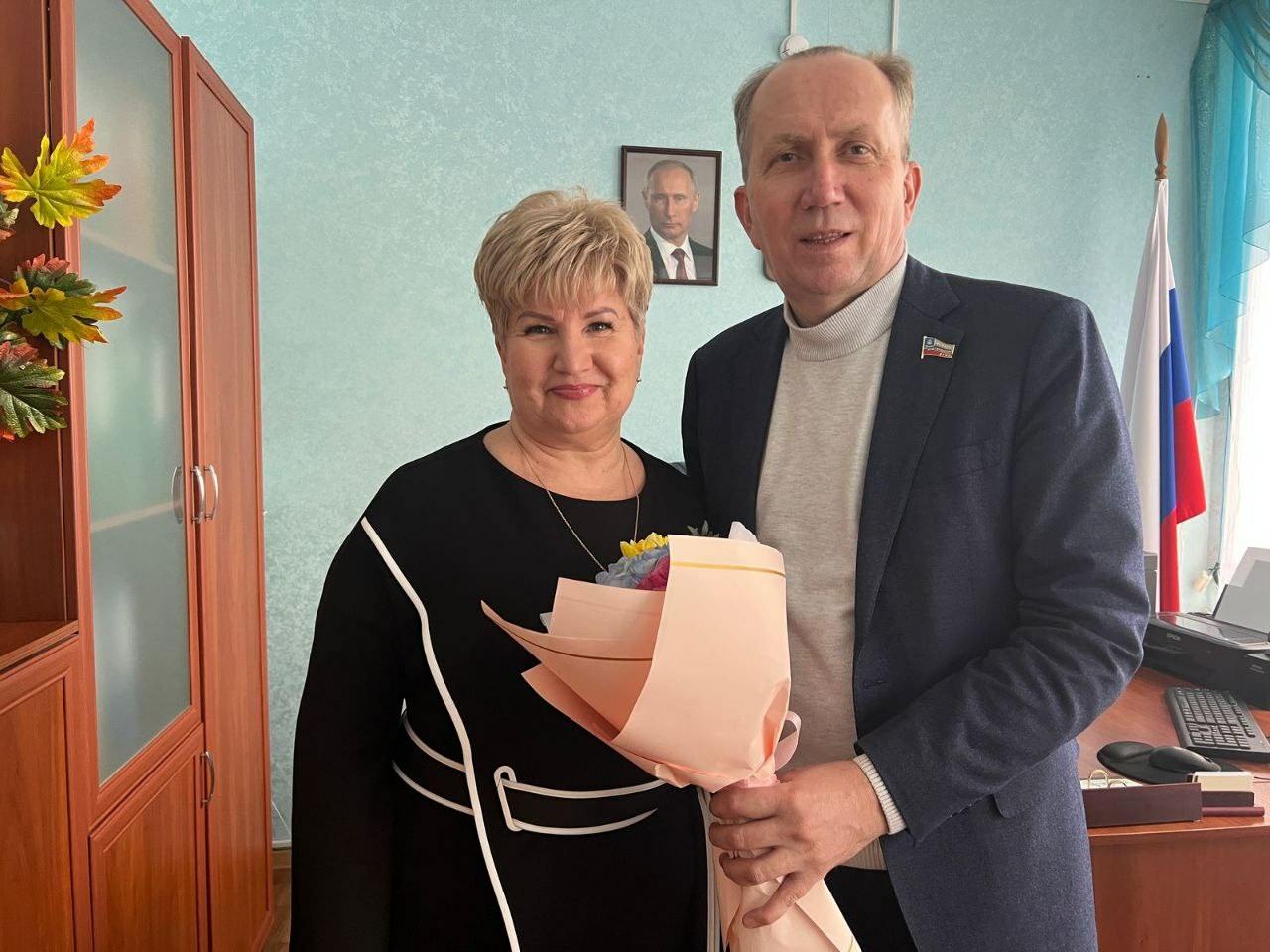 Игорь Седов поздравил директора школы №64 с женским праздником, поблагодарив за совместную работу 