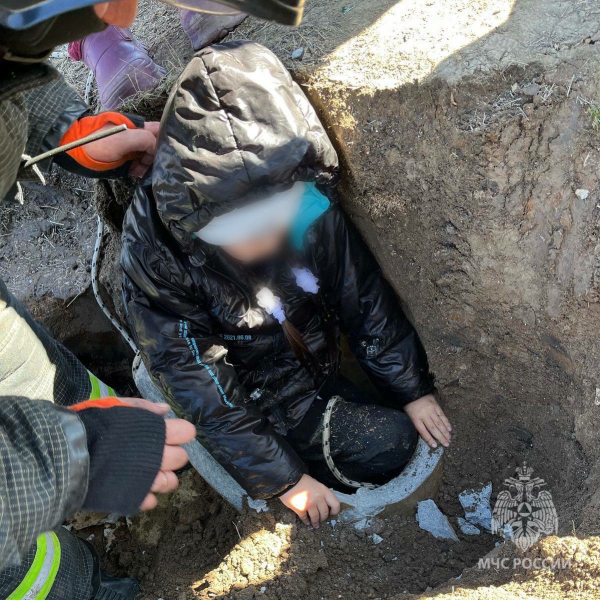 В Камызяке девочка застряла в трубе