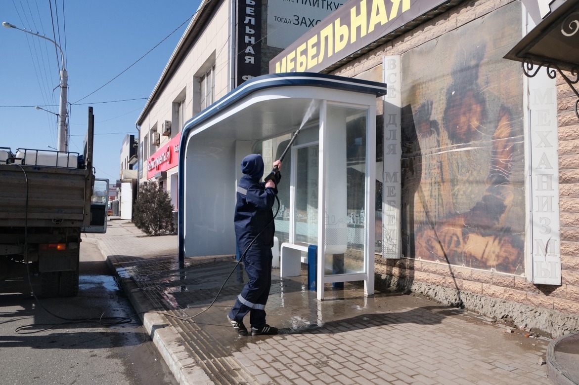 Шумовые экраны и остановки моют в Астрахани