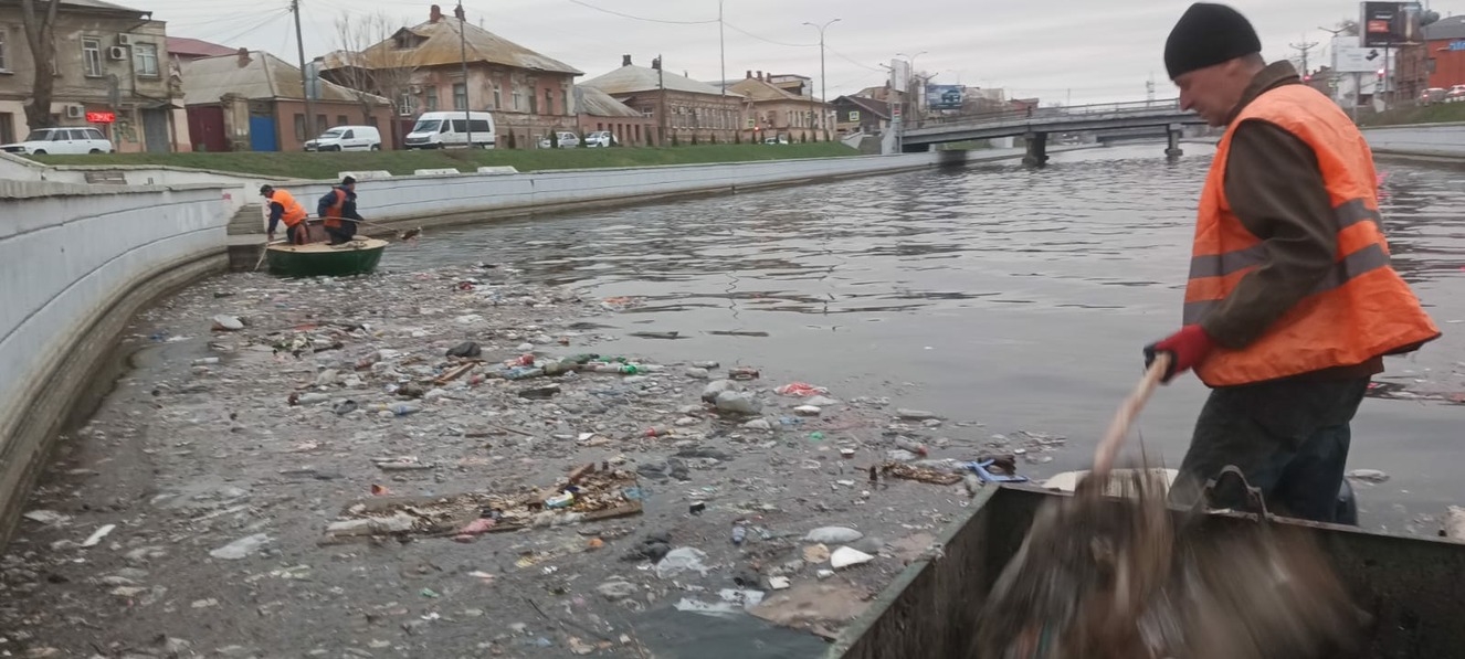 Из городских каналов в Астрахани вытащили принтер и часть дивана