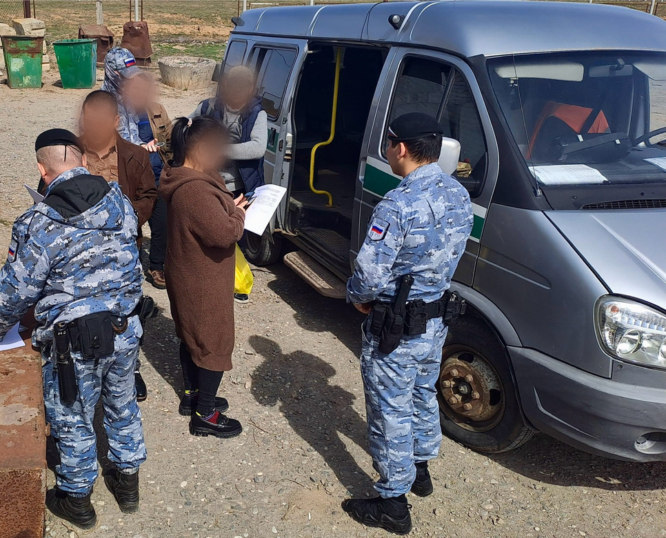Наркозависимую мигрантку выдворили из страны астраханские приставы
