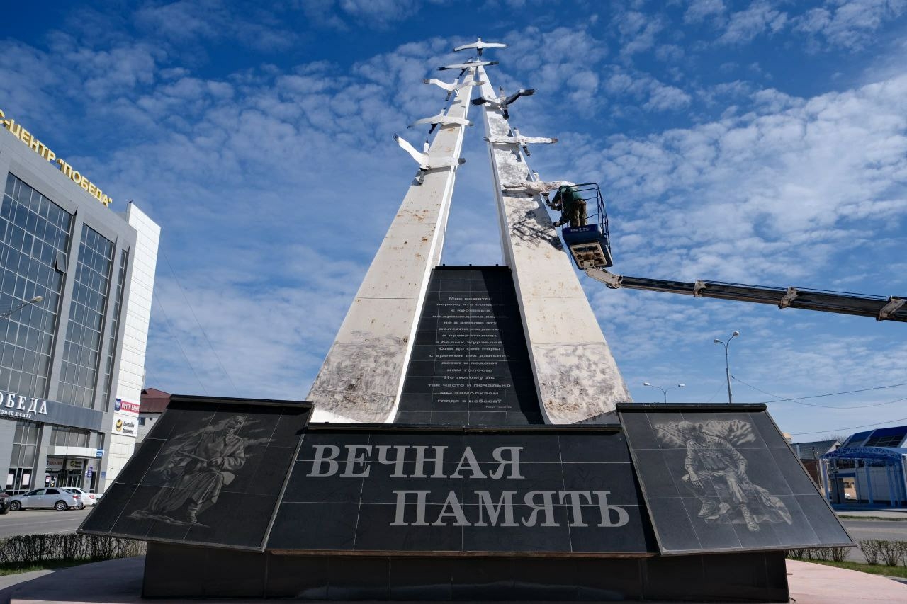 В Астрахани продолжают мыть мемориалы ко Дню Победы