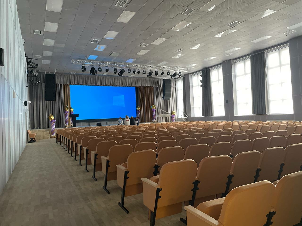 В Выборгском районе открылась новая школа с планетарием и мастерскими