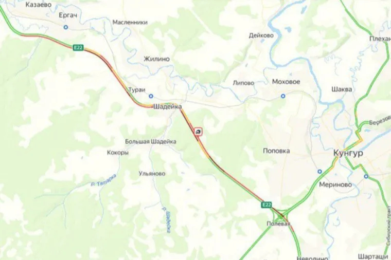 Грузовик с дровами перевернулся на трассе Пермь — Екатеринбург