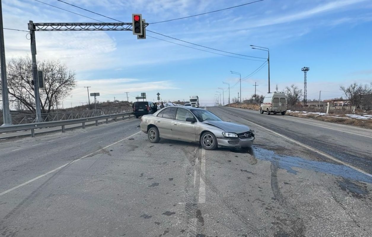 Иномарка вылетела на красный свет под Астраханью 
