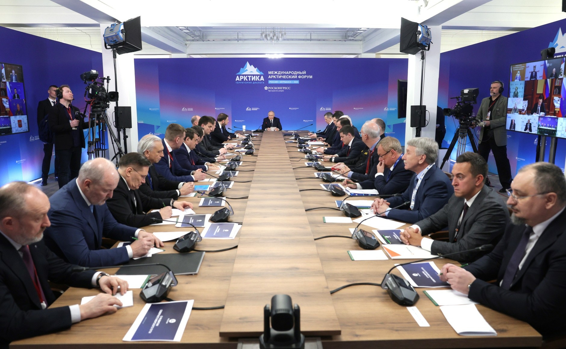 Путин рассказал о планах развития транспортных коридоров и ледокольного флота