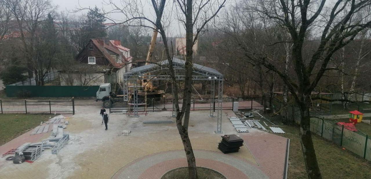 В Калининграде на территории ДК «Чкаловский» начали устанавливать сцену