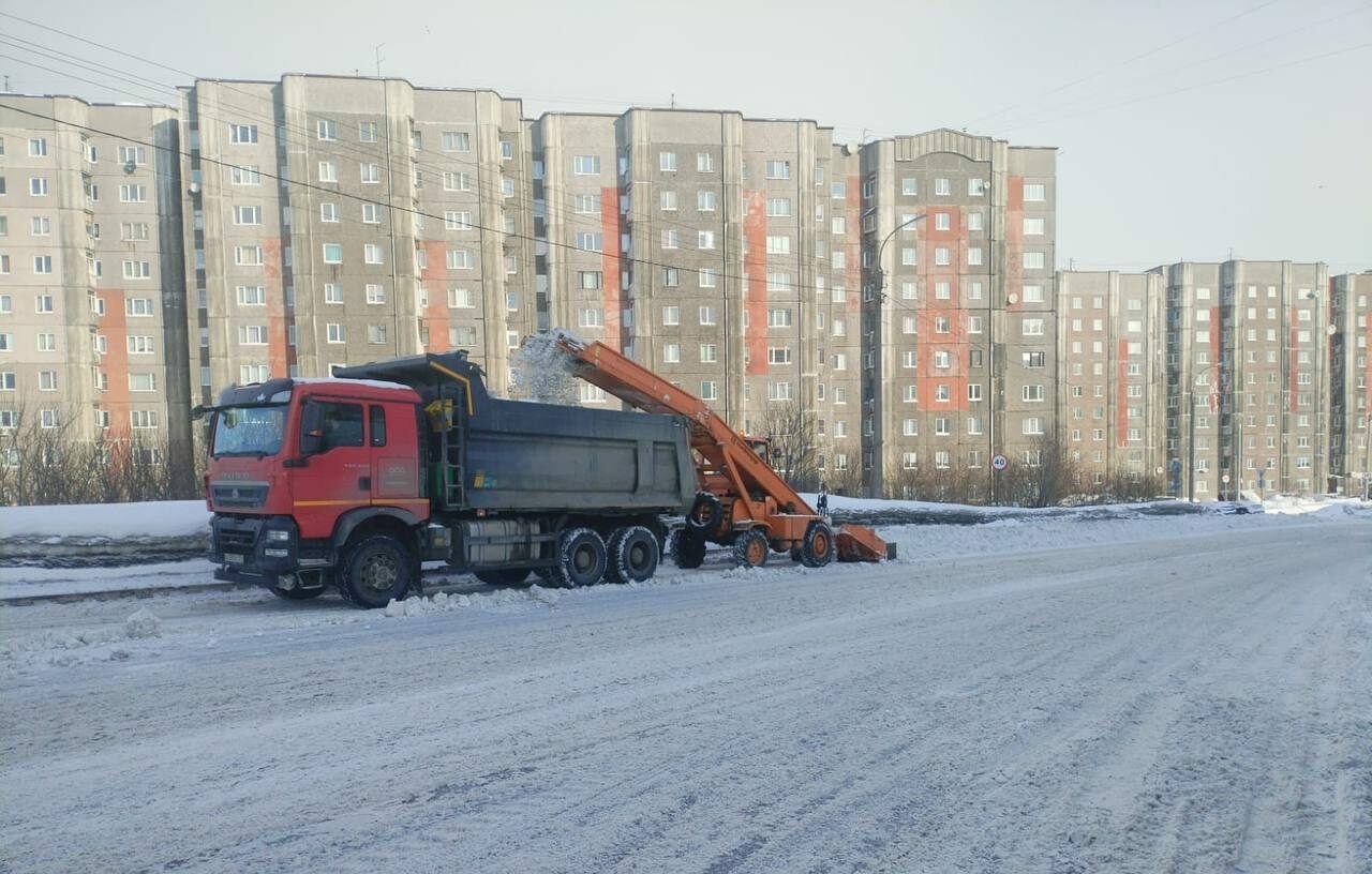 В уборке снега в Мурманске задействовано 167 единиц техники