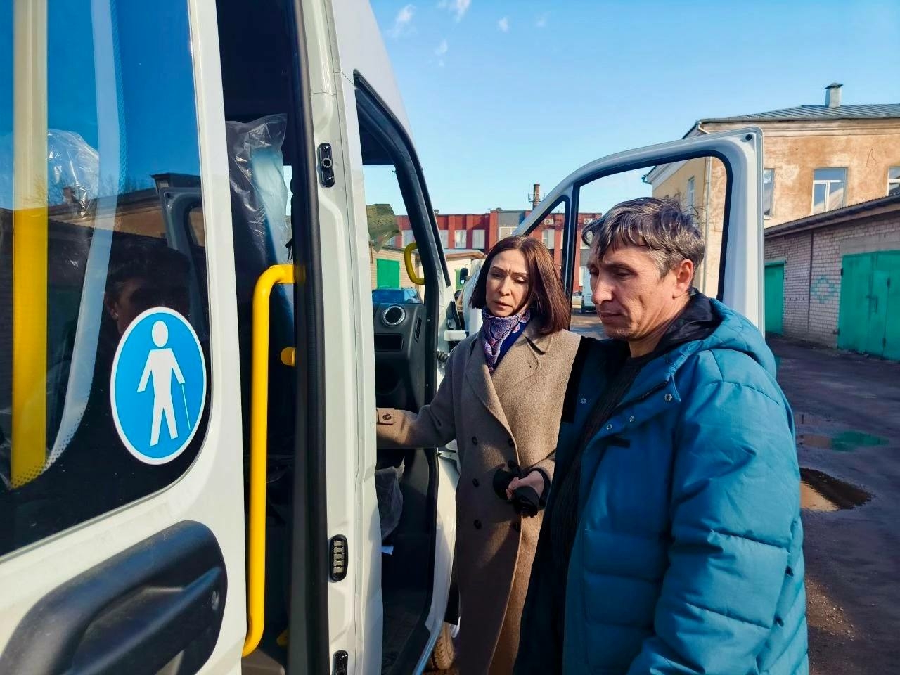 В Старой Руссе у молодежного центра появился новый автобус