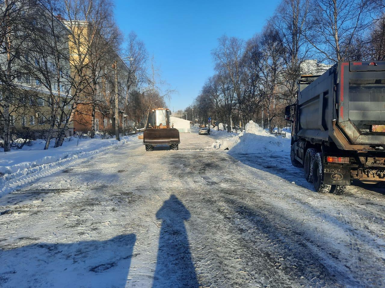 С улиц Мурманска вывезли 5287 кубометров снега за прошедшие сутки