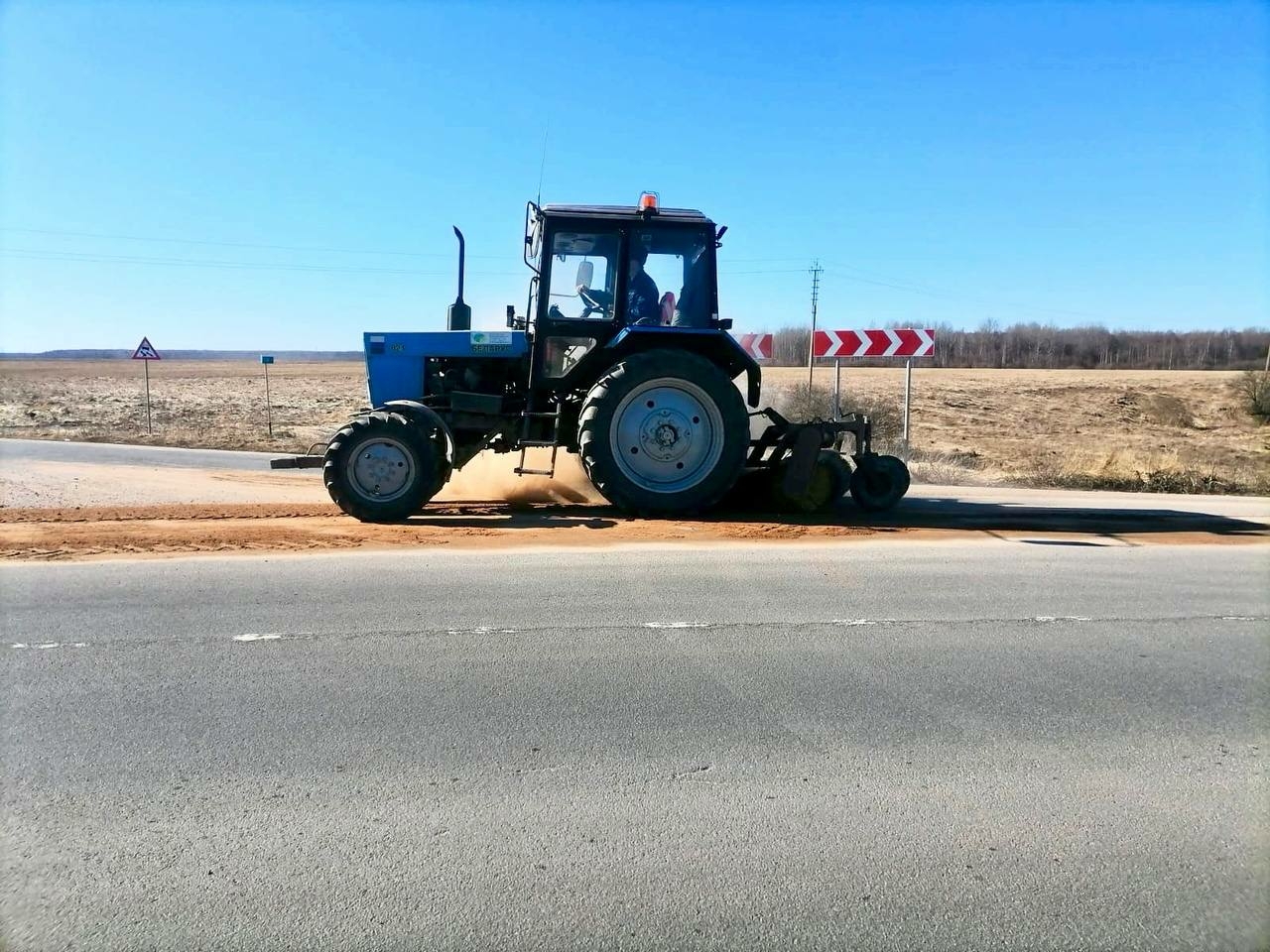 В Новгородской области очищают дороги для безопасного движения
