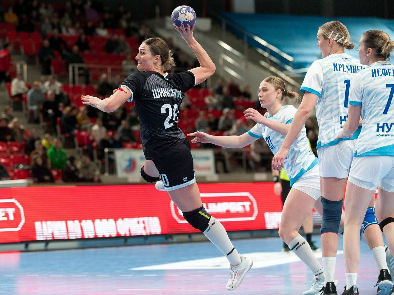 Игорь Бабушкин наградил лучших игроков гандбольного матча