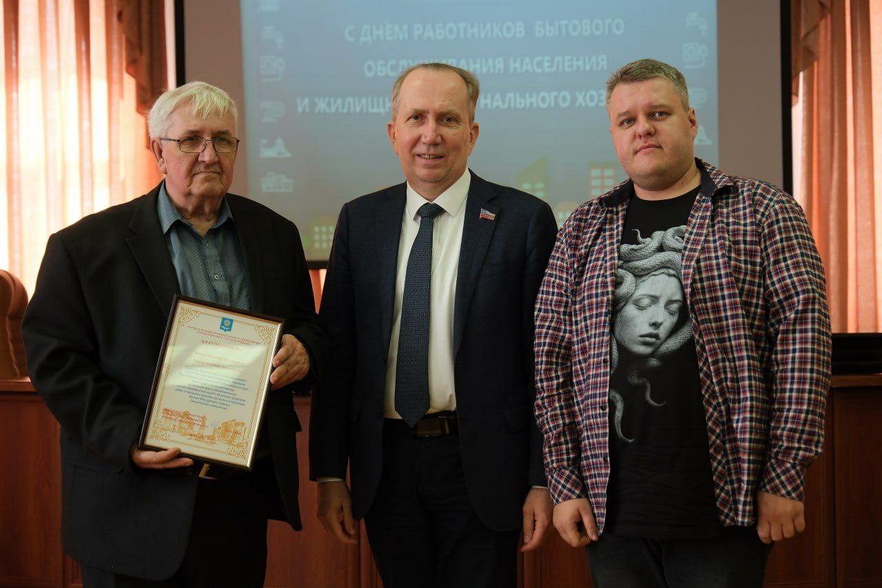 Игорь Седов наградил династию Кавериных из «Астрводоканала» за верность профессии