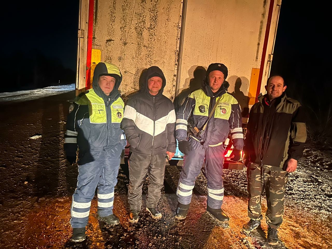 Полицейские вытащили фуру из кювета на трассе Казань-Оренбург