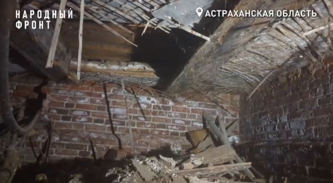 В Астрахани старый дом угрожает безопасности семей с детьми