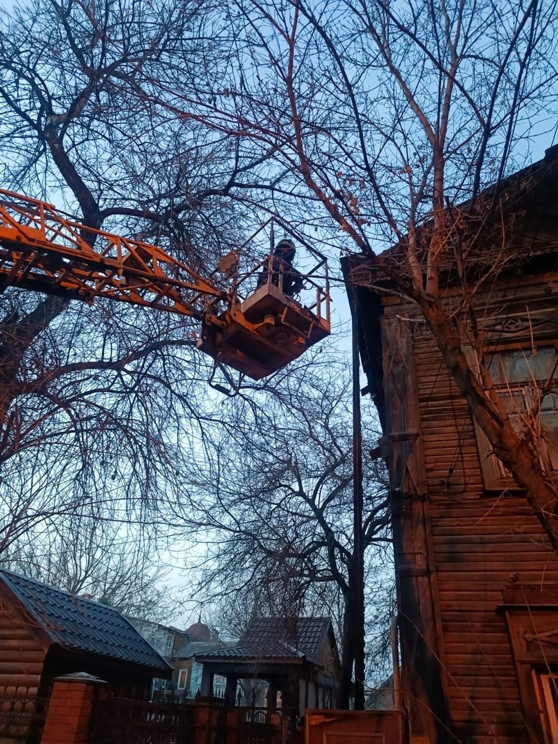 В Астрахани предотвратили обрушение опасного карниза в центре города