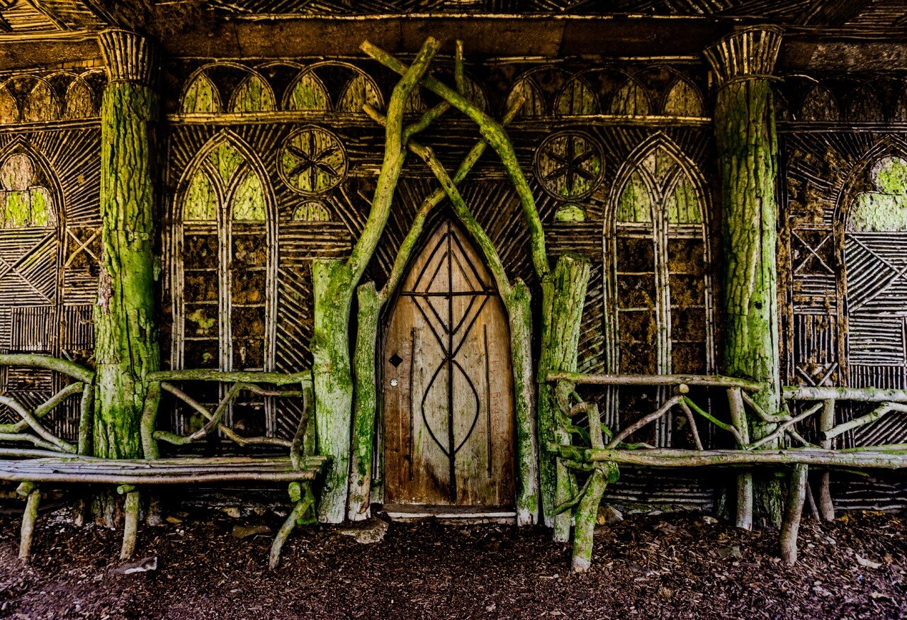 На берегу реки Клязьмы появилась сказочная деревня