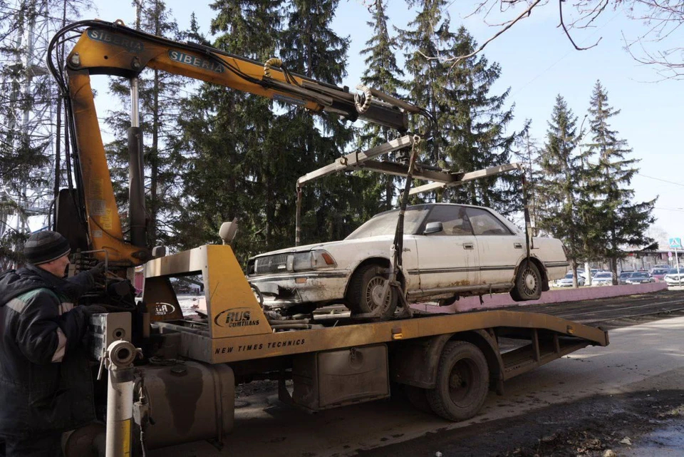В Кемерове начали убирать автохлам с улиц города