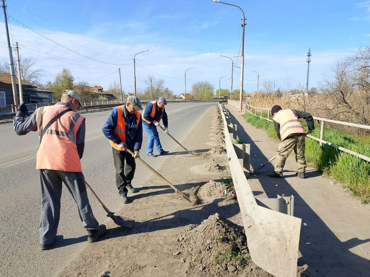 В Астрахани приступили к уборке мостов и улиц с помощью спецтехники