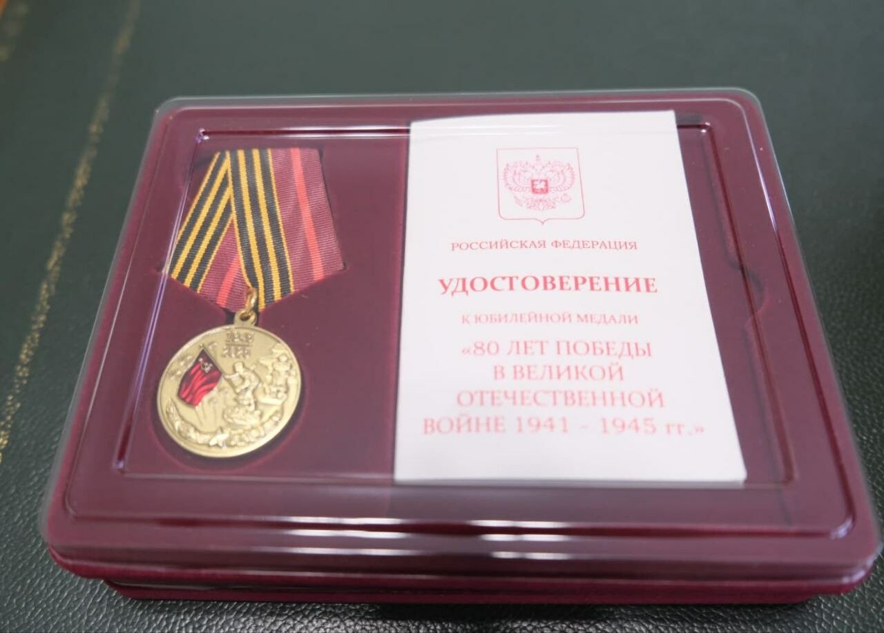 Игорь Редькин вручил медали ветеранам МВД в честь юбилея Победы