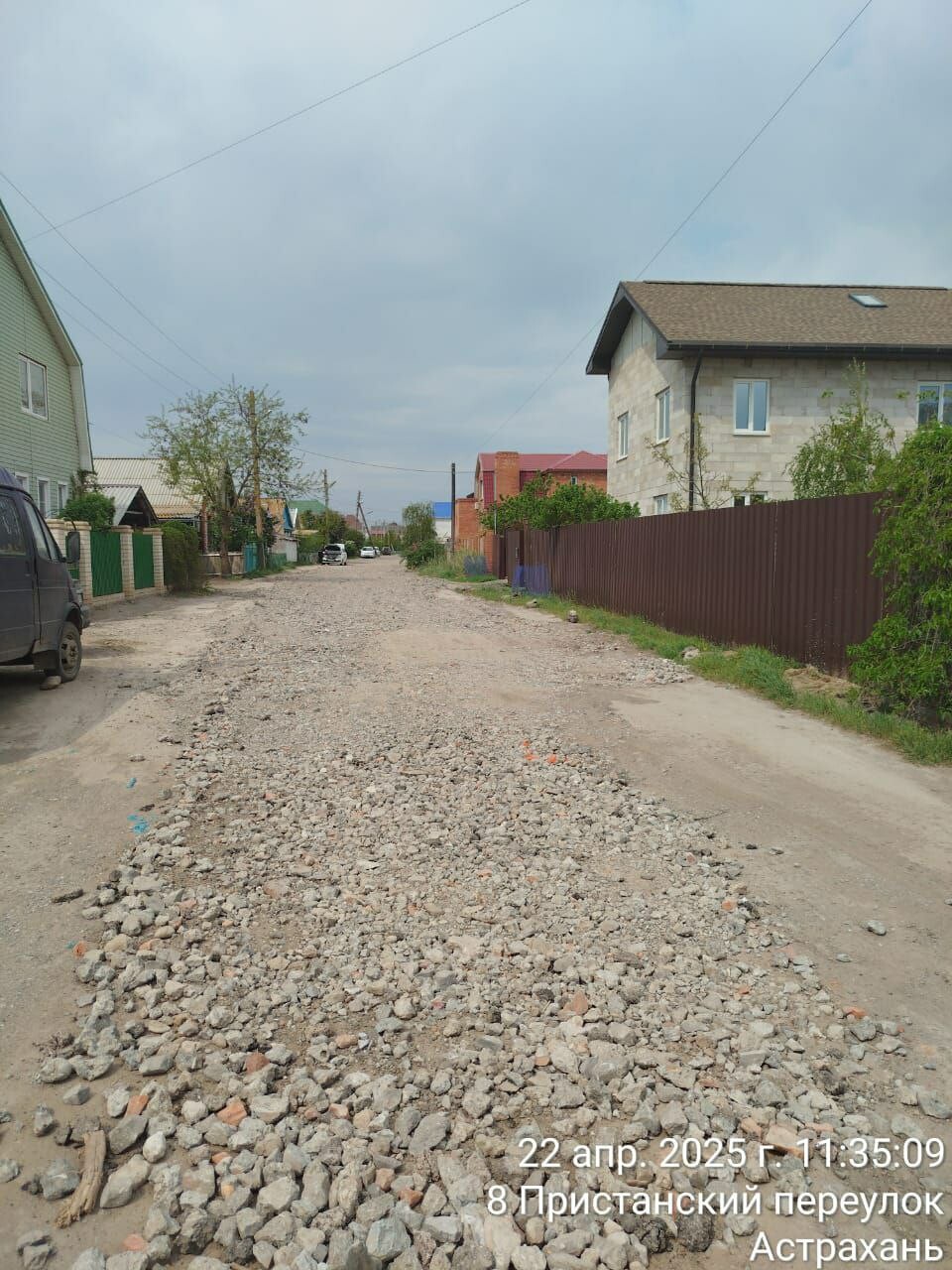 В Астрахани начали укреплять грунтовые дороги бетонной крошкой