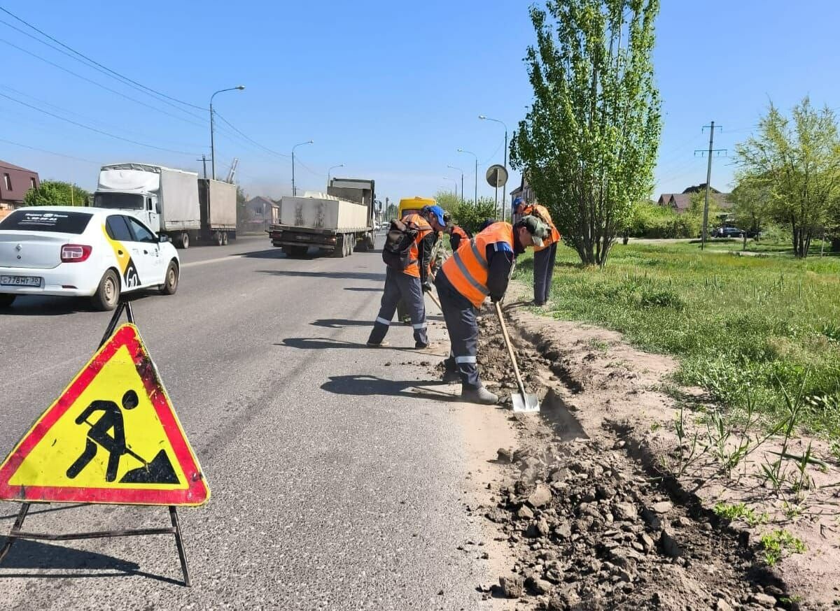 Астраханцы и коммунальщики вместе очищают улицы от мусора