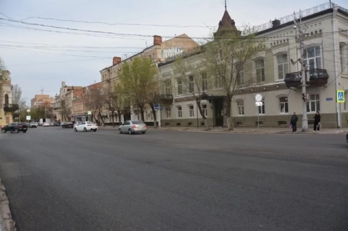 В Астрахани стартовала масштабная чистка дорог к празднику