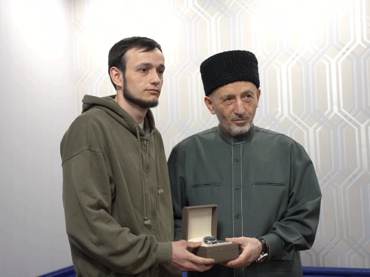 Муфтий Дагестана лично наградил студента-медика за спасение в Астрахани