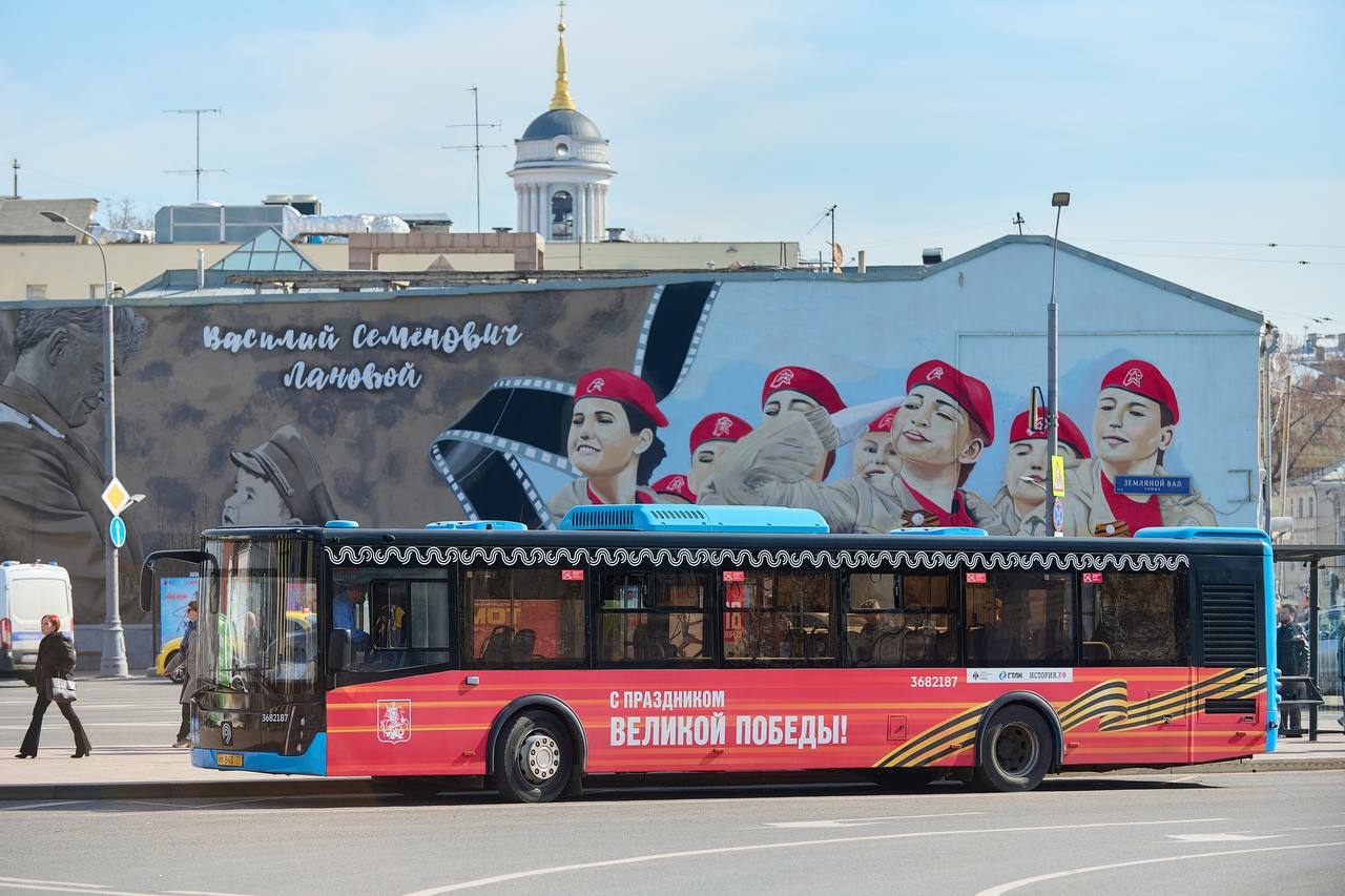 На российские дороги вышли автобусы, оформленные в честь 80-летия Победы