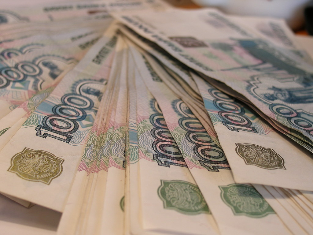 Костромичам предлагают работу с зарплатой 100 тысяч рублей