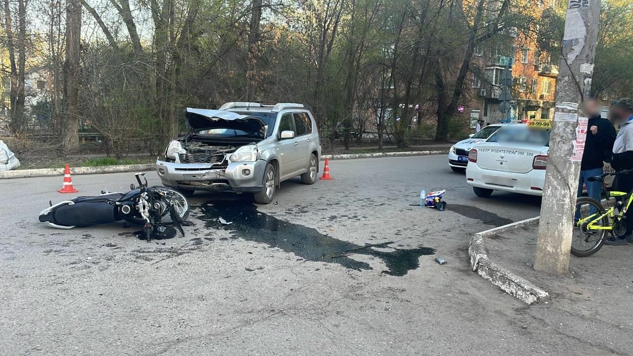 В Астрахани произошла авария с участием двух машин и мотобайка