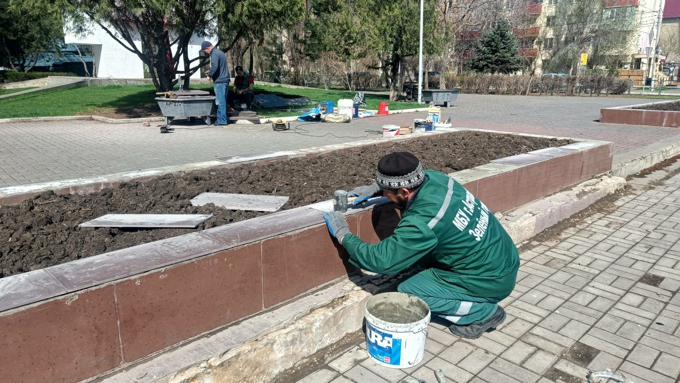 В Астрахани моют столбы вдоль дорог