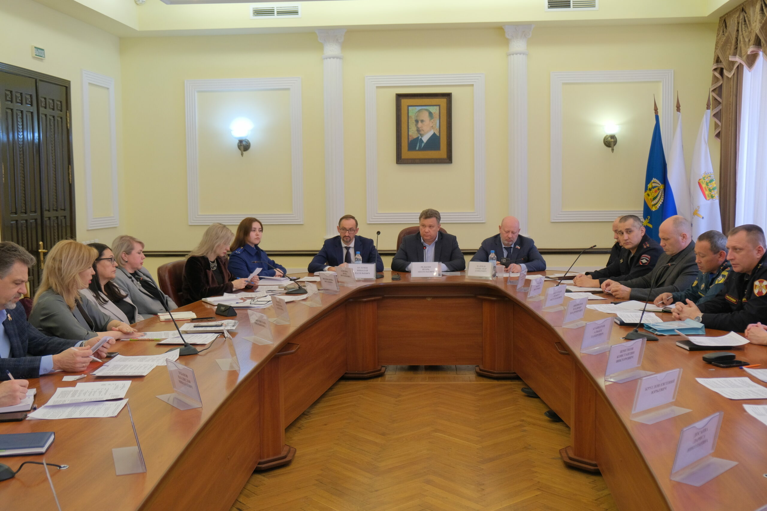 Меры безопасности в период проведения майских праздников обсудили в Астрахани