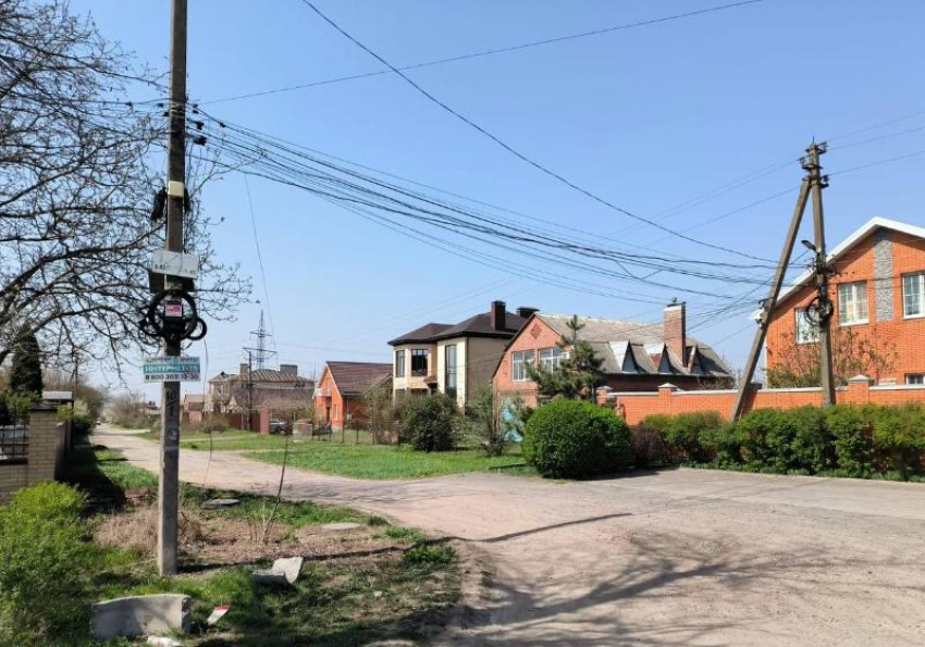 В Астраханской области демонтируют незаконные кабели связи с ЛЭП