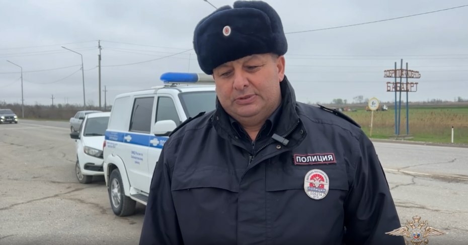 Полицейский и прохожие спасли водителя на трассе Астрахань — Махачкала
