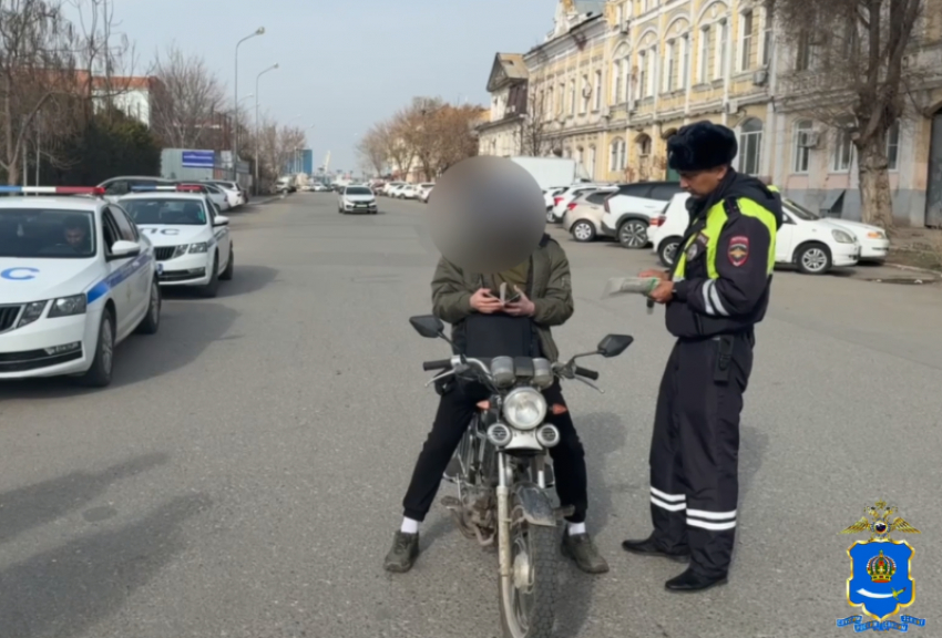 В Астрахани инспекторы поймали десятки нарушителей на двухколесном транспорте