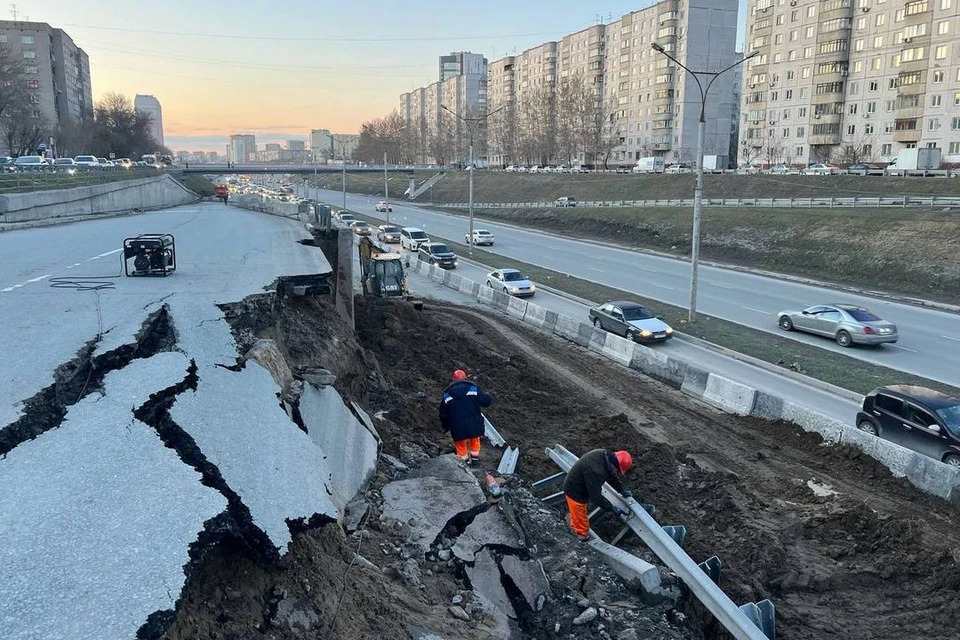 Спасатели расчищают завалы в Новосибирске