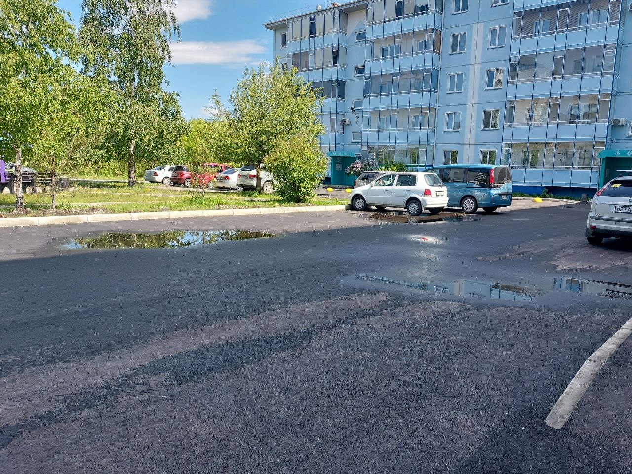 Молодняков сообщил о завершении благоустройства первого двора в Саяногорске