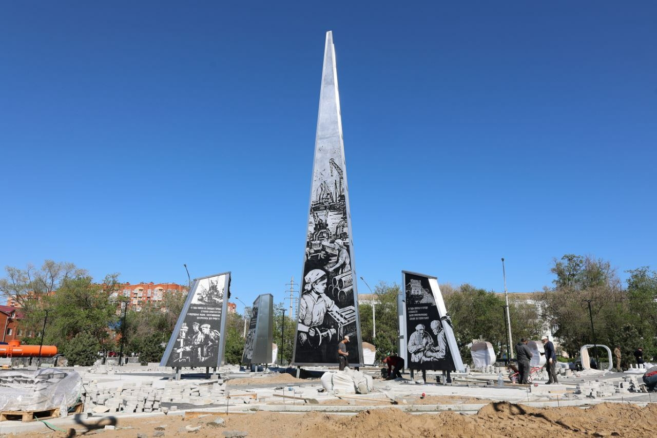 В Астрахани завершают установку стелы «Город трудовой доблести»