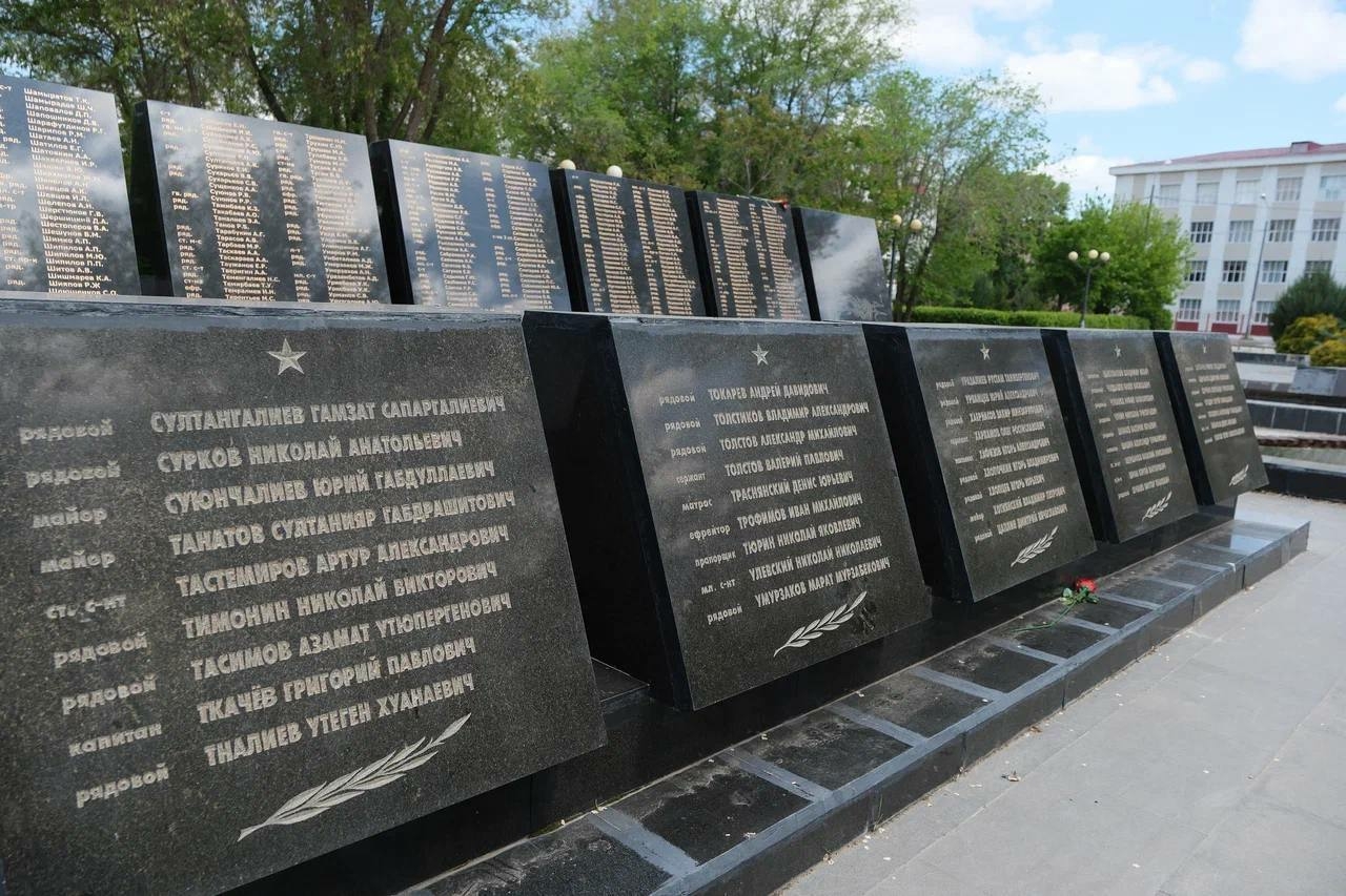В Астрахани завершают установку мемориалов в честь защитников Отечества