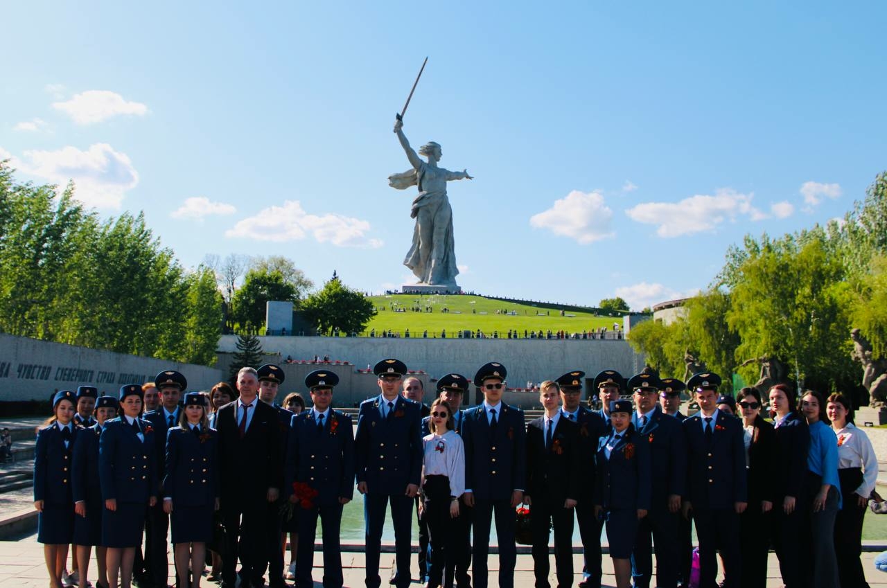 Прокуроры Астрахани возложили цветы на Мамаевом кургане