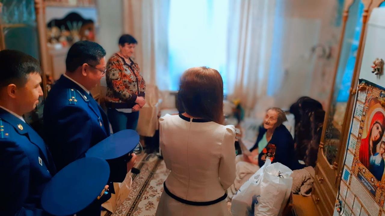 В Астрахани сотрудники прокуратуры навестили 102-летнюю участницу ВОВ